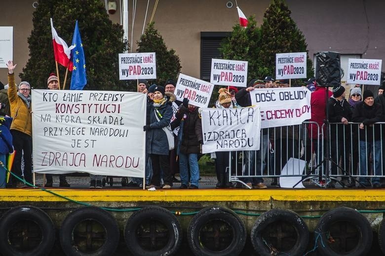 Prokuratura zajmie się gwizdami i okrzykami w kierunku prezydenta Andrzeja Dudy. Doszło do znieważenia głowy państwa? 