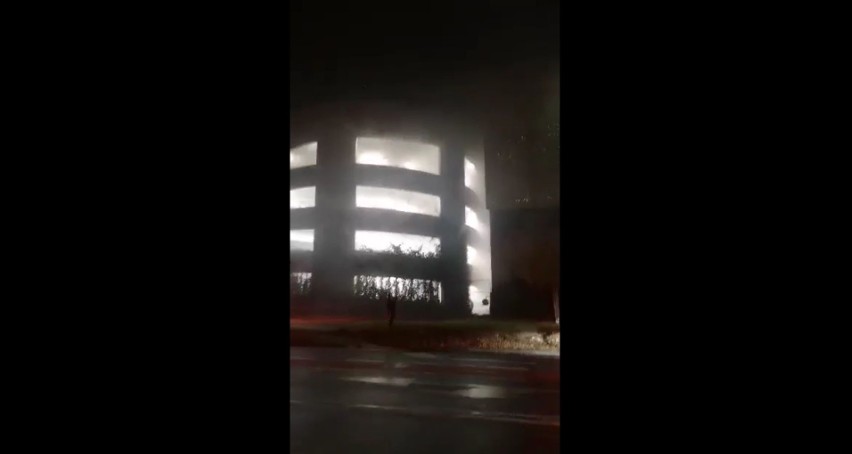 Pożar samochodu na wyjeździe z parkingu Wroclavii 19.11.2021