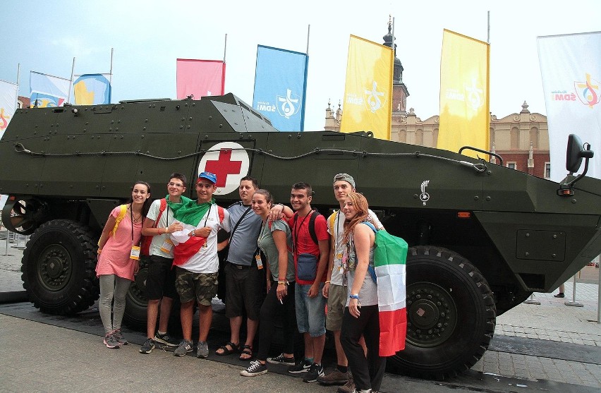 Kraków. Rynek opanowany przez pielgrzymów [ZDJĘCIA]