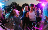 Siarkowa potańcówka w Tarnobrzegu. Szalona zabawa na ostatniej w 2023 roku tanecznej imprezie na Rynku. Zobacz zdjęcia i wideo