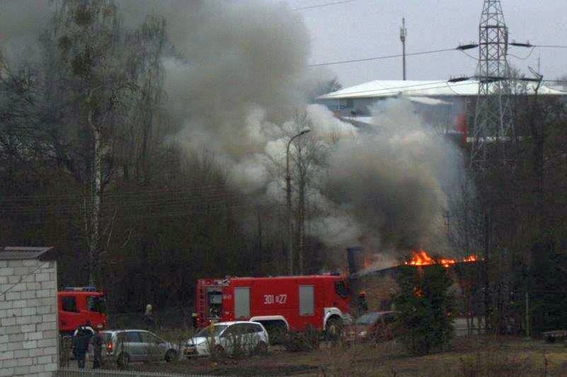 Ul. Dolistowska. Pożar opuszczonego domu. W środku mogli być bezdomni (zdjęcia)