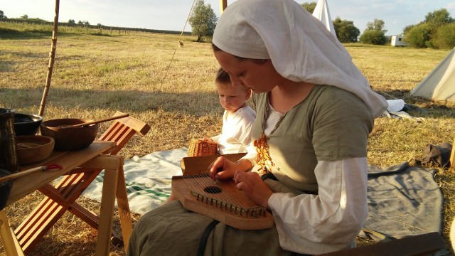Gdy mężczyźni ćwiczą strzelanie z łuku, kobiety zajmują się typowo średniowiecznymi "rozrywkami".