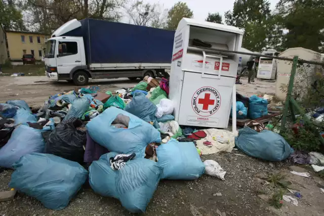 Tak wyglądało wysypisko ubrań z kontenerów PCK we Wrocławiu. Po naszej interwencji miasto nakazało zrobić porządek. I słusznie. Ale dlaczego każe społecznikom płacić za śmieci wrocławian?