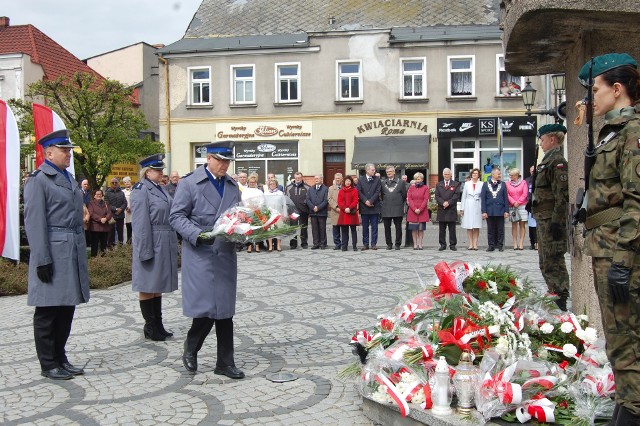 Podczas obchodów w Nakle, z okazji rocznicy uchwalenia Konstytucji 3 Maja, nie brakowało patriotycznych akcentów. Po mszy św. za Ojczyznę sprawowanej w kościele św. Wawrzyńca przez ks.  prałata Grzegorza Nowaka, przy Pomniku Katyńskim posadzony został „Dąb pamięci”. Drzewo  poświęcono  kpt. Franciszkowi Ksaweremu Czułkowskiemu. To nakielanin zamordowany w Katyniu. W podniosłym wydarzeniu uczestniczyła rodzina zamordowanego,  córka Irena Gniadczyk i wnuk. Kwiaty złożono nie tylko pod  Pomnikiem Katyńskim, także pod pomnikiem Wdzięczności Wojsku Polskiemu na rynku, przy którym honorową wartę trzymali  żołnierze 1 blog. „Ziemi Nakielskiej”. Oprawę muzyczną uroczystości zapewniła orkiestra dęta OSP Nakło. INFO Z POLSKI 27.04.2017 - przegląd najciekawszych informacji ostatnich dni w kraju