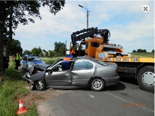 Na trasie Miszew-Barcino auto uderzyło w drzewo. 3 osoby ranne.