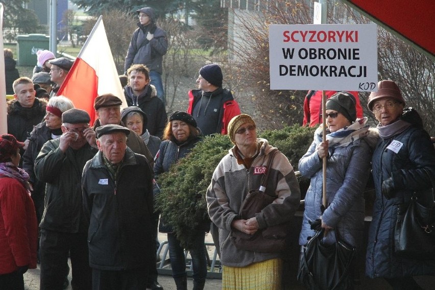 Pikieta w Kielcach w obronie demokracji - „Przepraszajcie i spadajcie”