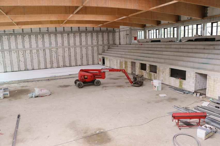 Kończy się pierwszy etap budowy nowoczesnej hali sportowej przy "Sikorskim" we Włoszczowie. Obiekt już robi wrażenie. Zobaczcie zdjęcia