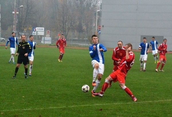 Rezerwy Lecha (niebieskie koszulki) przegrały z Centrą w Ostrowie.