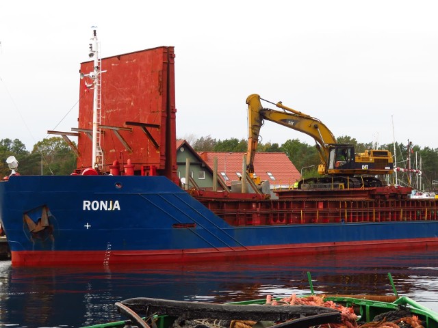 Po raz kolejny ustecki port odwiedził masowiec „Ronja”. Ten 75 m długi i 11 m szeroki wybudowany w 1992 roku i pływający pod bandera Finlandii cargo ship, przypłynął do nas z ponad 1500 tonami granitowego kruszywa ze szwedzkich kamieniołomów  w Elleholm.Ta szwedzka kopalnia odkrywkowa ma idealną lokalizację, ponieważ mieści się zaledwie 500 od Morza Bałtyckiego, ma własny port przeładunkowy, gdzie kruszec jest transportowany bezpośrednio taśmociągami na statek. Do portu w Ustce przepłynął trasę tylko 220 km, (140 mil) czyli przy średniej prędkości 10 kn, zajęło mu to 14 godzin. Zarząd usteckiego portu  planuje na 2019 rok przekroczyć sumę 50 tys. ton przeładunków.