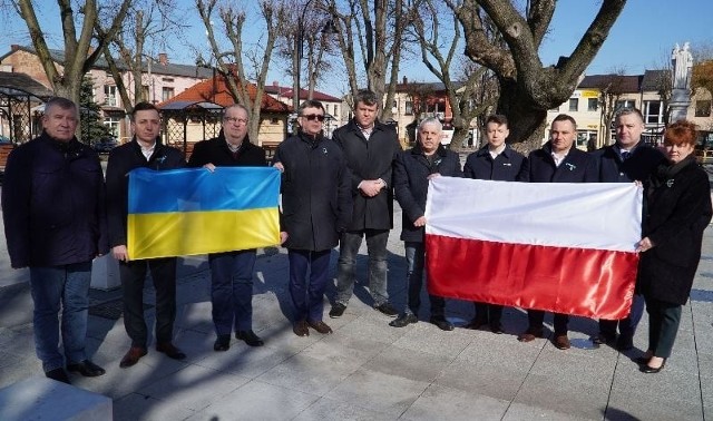 Samorządowcy z powiatu włoszczowskiego i poseł Bartłomiej Dorywalski na Rynku we Włoszczowie solidaryzują się z Ukrainą i deklarują wsparcie.