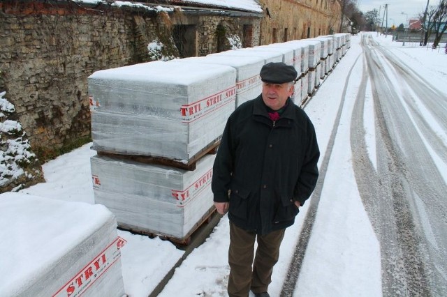 - Urzędnicy nie wykazali dobrej woli, żeby rozwiązać problem - twierdzi Józef Wilczek, sołtys Żyrowej. - Przecież kostka jest w tym miejscu bezpieczna.