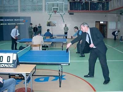 Dyrektor Zespołu Szkół w Małkini Waldemar Bartosik pokazał zawodnikom ze swojejszkoły, że on też potrafi grać w tenisa stołowego