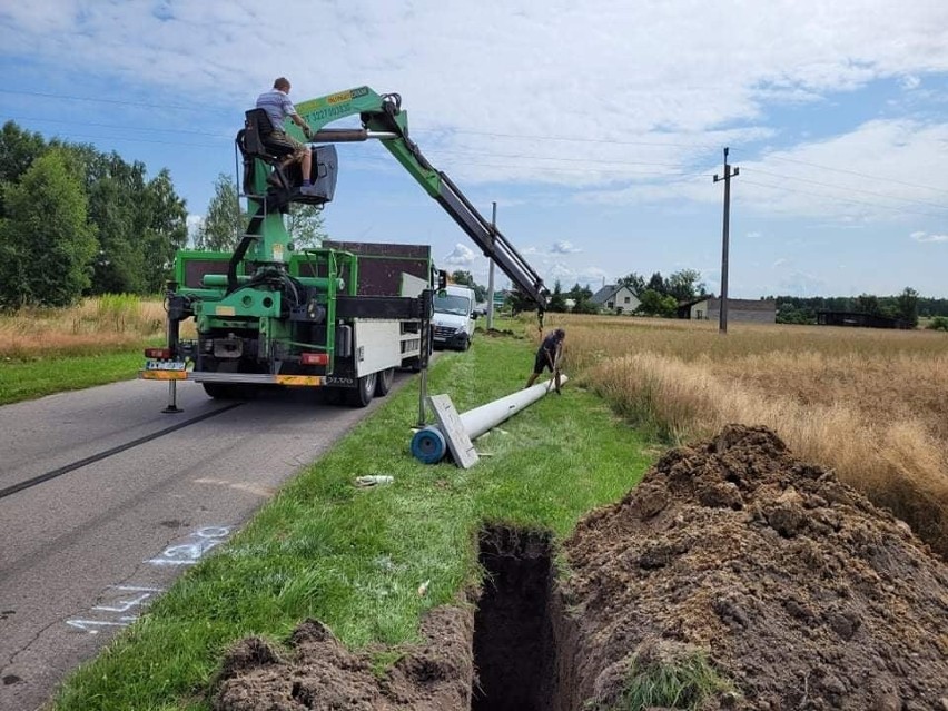 Rozpoczęła się budowa oświetlenia drogowego w Marianowie, w gminie Głowaczów. To długo oczekiwana inwestycja