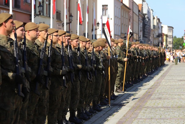 Dzisiaj (sobota 27 sierpnia) odbyła się IV święto 8. Kujawsko-Pomorskiej Brygady OT. Z tej okazji miała miejsce również kolejna uroczysta przysięga wojskowa Wojsk Obrony Terytorialnej. Wydarzenie rozpoczęło się o godzinie 11:00 na rynku nowomiejskim. A jak wyglądało? Zobaczcie sami! >>>>>>