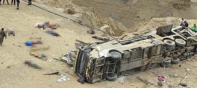 Miejsce wypadku, do którego doszło w sobotę na autostradzie na odcinku El Alto-Los Órganos. Według policji zginęło 25 osób. Autobusem podróżowało około 60 osób.
