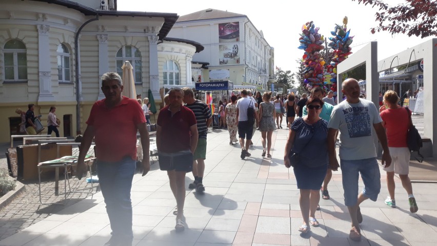 Weekend w Międzyzdrojach. Tłumy na plaży i promenadzie 