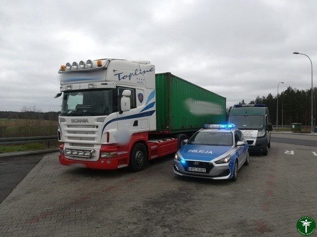 Sporej wielkości magnes znaleźli w ciężarówce skontrolowanej na jednej z dróg naszego regionu funkcjonariusze Inspekcji Transportu Drogowego. Całkowicie zaburzał pracę tachografu. Kierowcy postawiono prokuratorskie zarzuty.Pojazd zatrzymano na autostradzie A1 pomiędzy Toruniem a Świeciem. Należał do polskiego przewoźnika. Kontrola tachografu wskazywała, że auto w tym czasie w ogóle się nie porusza, a kierowca korzysta z odpoczynku. Zaczęto szukać przyczyny. Na pierwszy rzut urządzenie mierzące czas pracy kierowcy i przebyte kilometry wyglądało na sprawne. Nie widać było również śladów ingerencji w nie. CZYTAJ DALEJ >>>>>Zobacz także: Tutaj zatankujesz najtaniej w Toruniu! Ceny zeszły poniżej 4 zł!