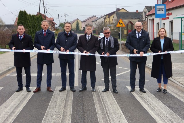 Uroczyste oddanie do użytku drogi w Szczukowicach, w gminie Piekoszów.