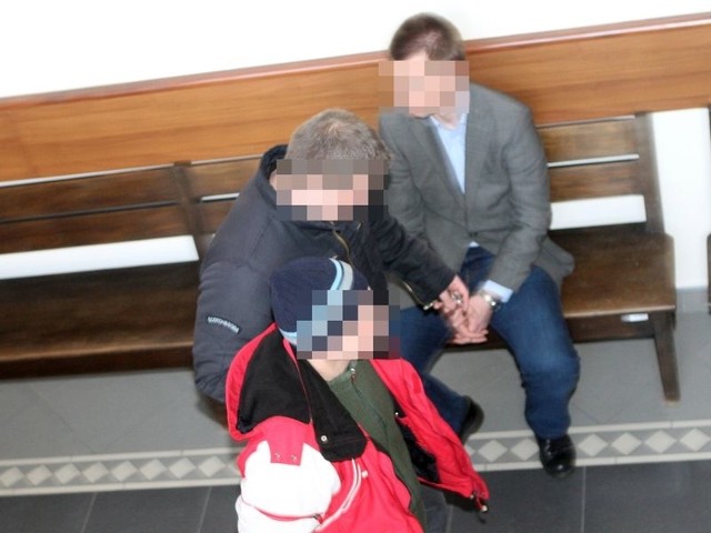 Arkadiusz W. (w czerwono-białej kurtce) w czasie tymczasowego aresztowania w Sądzie Rejonowym w Słupsku.