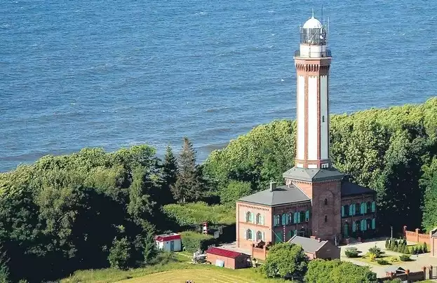 Pierwsza znana, oficjalna wersja nazwy dzisiejszego Niechorza (na zdjęciu) była zdecydowanie germańska. Brzmiała Horst, czyli gniazdo, kępa. Gdy wieś została włączona do Polski, przez jakiś czas nosiła nazwę Horzewo, co mogło być spolszczeniem germańskiej nazwy. Dopiero później przemianowana została na Niechorze.