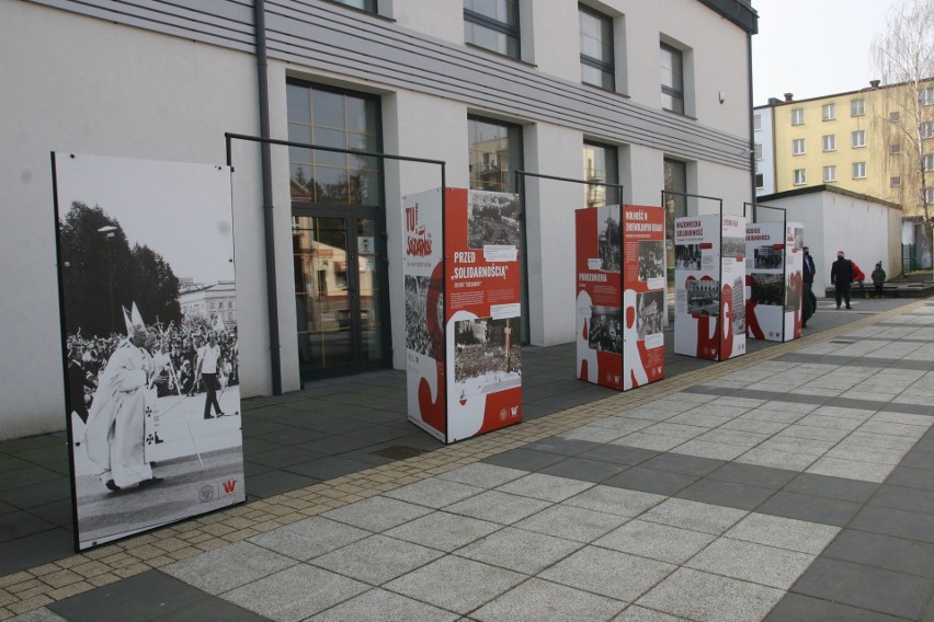 Wystawa IPN „Tu rodziła się Solidarność” zawitała do Ostrowi Mazowieckiej. 26.03.2021