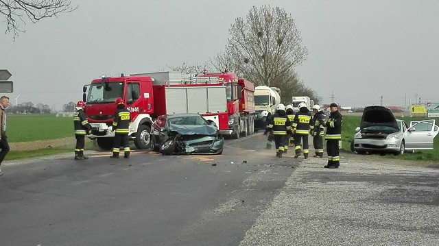 Do zdarzenia doszło po godzinie 14 w piątek. Na skrzyżowaniu drogi wojewódzkiej numer 251 z drogą powiatową Rybitwy-Janikowo zderzyły się dwa samochody.Piątek 13-stego okazał się niezbyt szczęśliwy na drogach w regionie. Po godzinie 14 doszło do zderzenia dwóch samochodów osobowych na wysokości miejscowości Pakość (powiat inowrocławski). Ze wstępnych ustaleń policji wynika, że kierująca skodą, 32-letnia kobieta, wymusiła pierwszeństwo i doszło do zderzenie z volvo, za kierownicą którego siedziała 40-latka. Dwie kobiety i małe dziecko trafili do szpitala. Droga wojewódzka numer 251 jest zablokowana. Na miejscu pracują strażacy i policjanci. Wprowadzono objazdy przez Kościelec. Utrudnienia mogą potrwać około godziny. Dlaczego warto nosić odblaski? Mówi Sławek Piotrowski.