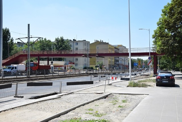 Kładka nad ul. Grabiszyńską zniknie, bo zagraża niebezpieczeństwu. Zastąpi ją przejście naziemne. Przy skrzyżowaniu z ul. Kolejową znajdą się także nowe przystanki tramwajowe.