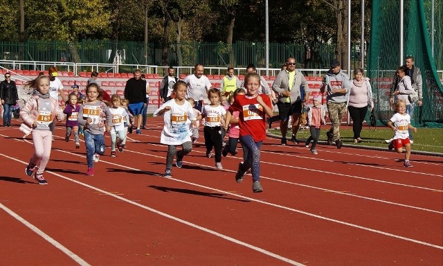 Four Colour Run Grand Prix Inowrocławia. Biegi dzieci i młodzieży na 100, 400, 800 i 1200 metrów.