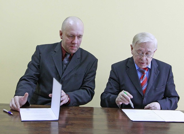 Dr hab.Krzysztof Kubiak, prorektor do spraw Rozwoju DSW we Wrocławiu (z lewej) oraz prof. Marian Wolański, rektor DWSPiT podpisują umowę o wzajemnej współpracy.