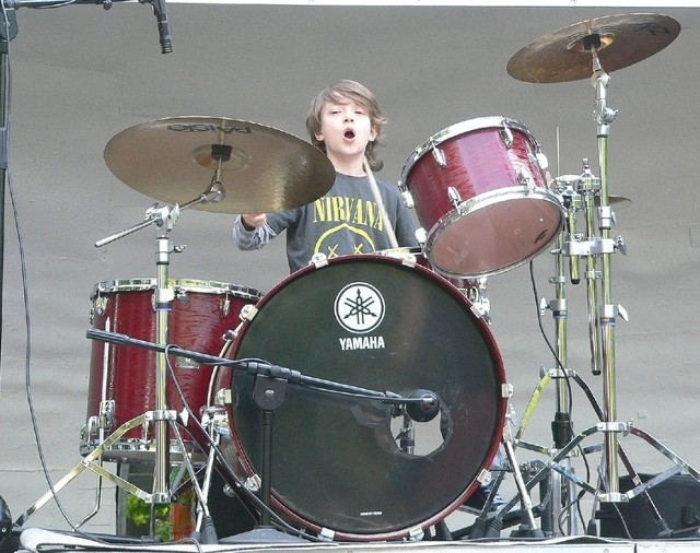 Ośmioletni Jasiek Kulik grał brawurowo na perkusji na buskim koncercie z okazji Dnia Dziecka 2012.