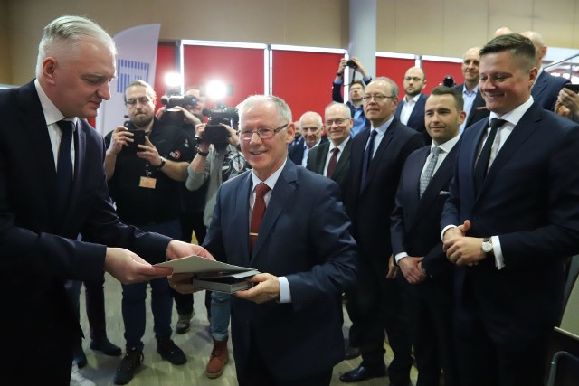 Prof. Sławomir Wiak, rektor Politechniki Łódzkiej, przedstawił swoją radę podczas wczorajszej wizyty Jarosława Gowina w Łodzi. Wicepremier wręczył rektorowi Medal Stulecia Odzyskanej Niepodległości, przyznany decyzją premiera Mateusza Morawieckiego.