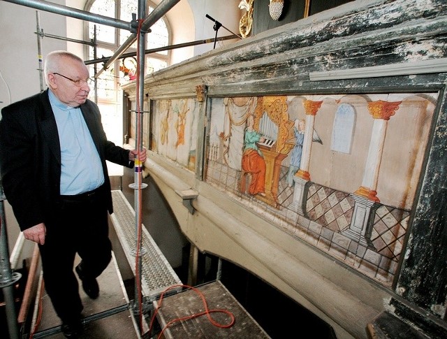 Ksiądz Andrzej Regent: - Deski z XVII-wiecznymi freskami są częścią konstrukcji balustrady. Nie można ich wymienić.