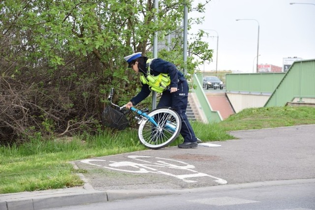 Wypadek rowerzystki na zjeździe z wiaduktu Dąbrowskiego