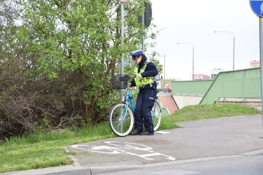 Wypadek rowerzystki na zjeździe z wiaduktu Dąbrowskiego