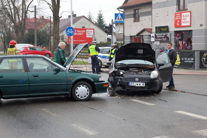Wypadek na ulicy Sienkiewicza w Tarnobrzegu. Ranna kobieta odwieziona do szpitala, droga była zablokowana. Zobacz zdjęcia