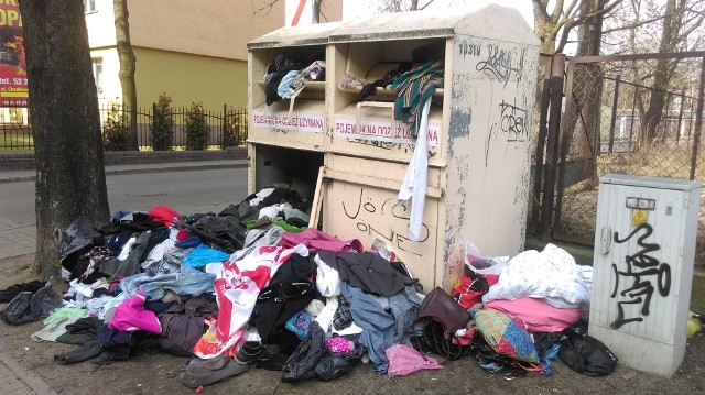 Ulice zaśmiecone odzieżą używaną! Ciuchy nie trafiają do pojemników |  Gazeta Pomorska