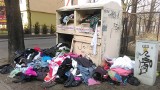 Ulice zaśmiecone odzieżą używaną! Ciuchy nie trafiają do pojemników