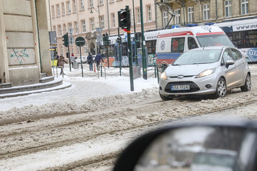 Na ulicach Krakowa nadal panują trudne warunki i ruch jest...