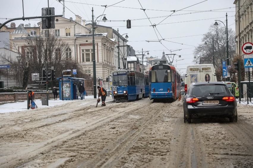 Na ulicach Krakowa nadal panują trudne warunki i ruch jest...