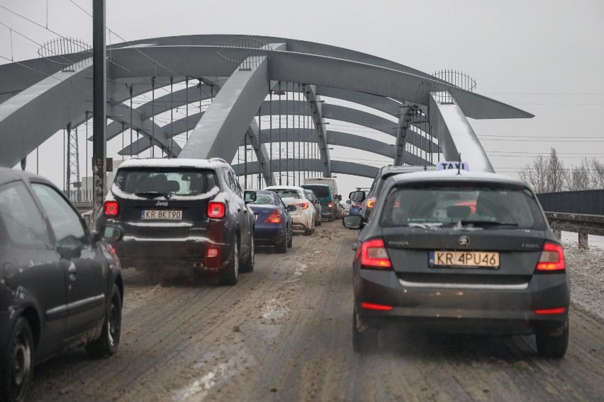 Na ulicach Krakowa nadal panują trudne warunki i ruch jest...