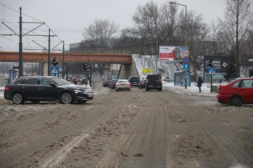 Na ulicach Krakowa nadal panują trudne warunki i ruch jest...