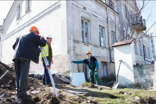 Długo wyczekiwany remont Domku Pastora w Łomży pochłonie 3,5 mln zł. Trwają prace przy izolacji fundamentów.  Termin zakończenia robót to grudzień br. Ale może uda się skończyć do listopada?