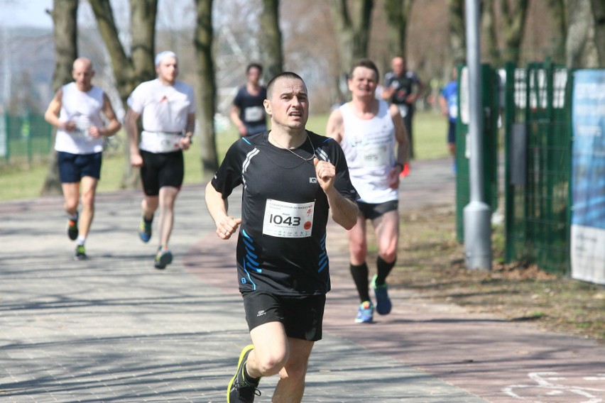 Biegli w niedzielę nad Zalewem Zemborzyckiem. To ostatni bieg z cyklu "Cztery Dychy do Maratonu" [DUŻO ZDJĘĆ]