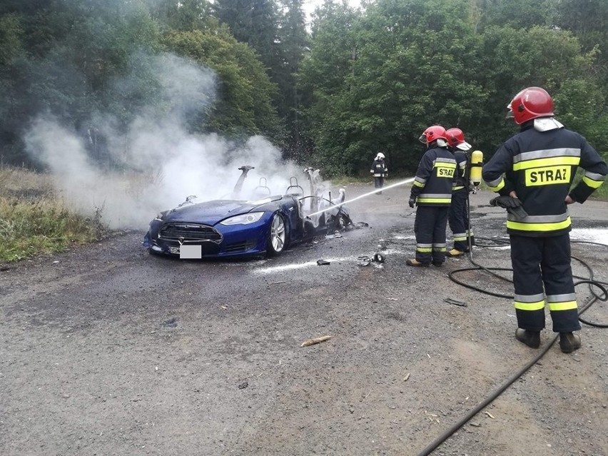 Samochód Tesla spłonął na Dolnym Śląsku [ZDJĘCIA]