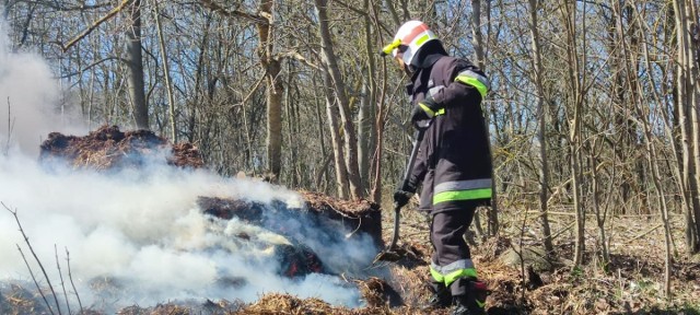 W miejscowości Karwin w gminie Karlino strażacy wezwani zostali do pożaru balotów słomy