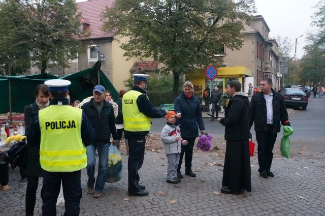 Akcja rozdawania odblaskó w Zabrzu