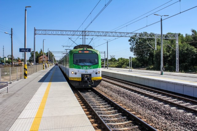 Pociąg Kolei Mazowieckich na stacji Warka. Od 28 czerwca będzie można stąd dojechać bezpośrednio do Radomia.
