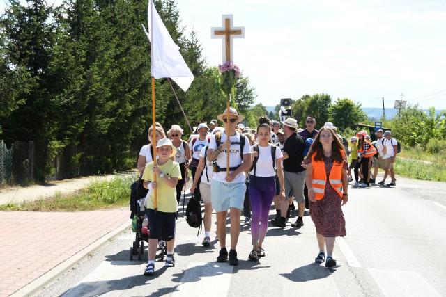 W niedzielę, 7 sierpnia uczestnicy 41. Kieleckiej Pieszej Pielgrzymki na Jasną Górę dotarli do gminy Morawica. Zobaczcie zdjęcia >>>