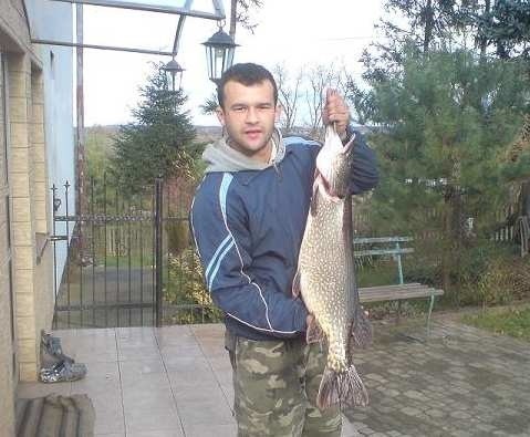 Łukasz Bochniak z Rudawy ze swoim rekordowym &#8211; prawie metrowym szczupakiem z Nidy. 