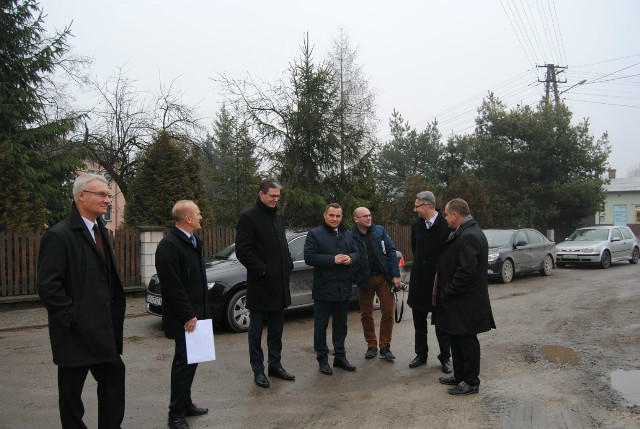 Marszałek Adam Jarubas podczas wizyty w Kurzelowie pod koniec ubiegłego roku oceniał stan drogi wojewódzkiej.